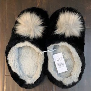 Loft fuzzy Pom slippers
